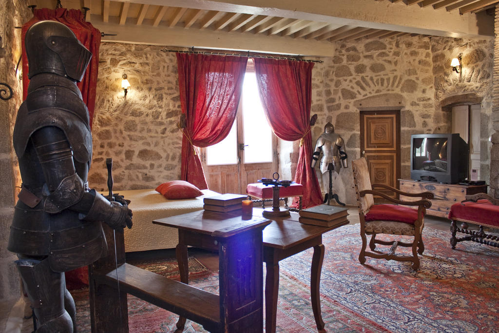 Chateau De Chantelauze Olliergues Oda fotoğraf